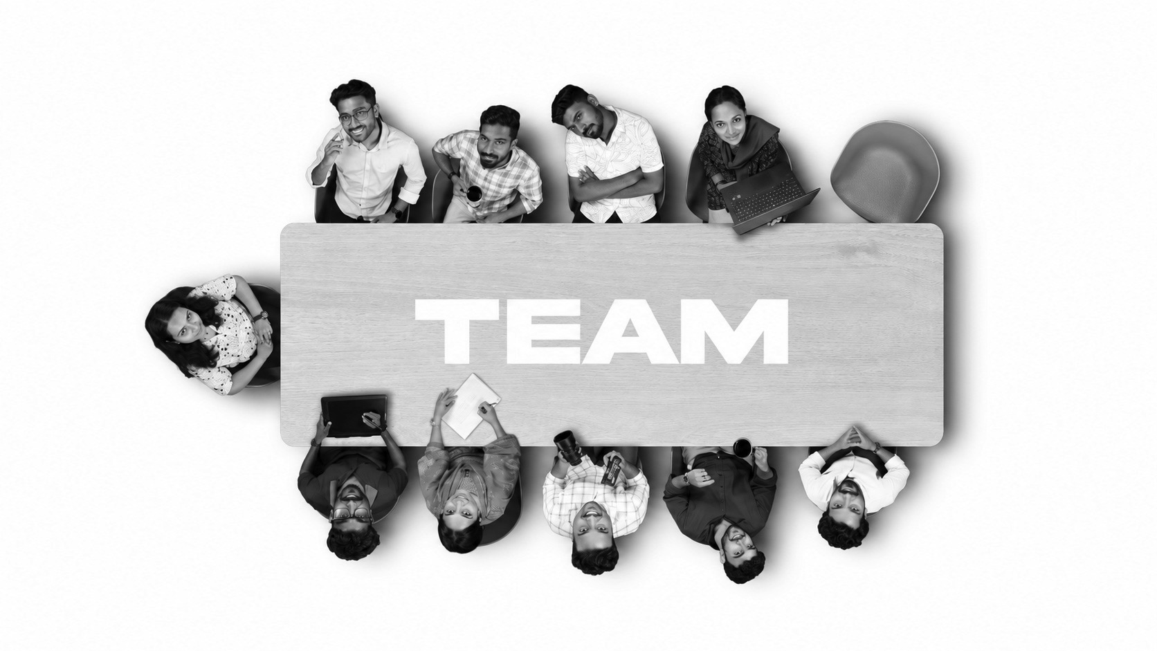 Equipa reunida em torno da mesa de trabalho
